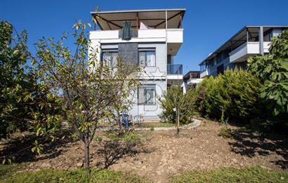 Yenifoça Gencelli'de Satılık 3+1 Tripleks Villa