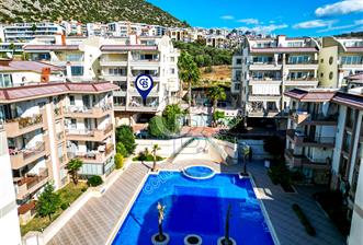 Ege Mahallesinde 7/24 Güvenlikli Havuzlu Sitede Satılık Geniş ve Ferah Daire
