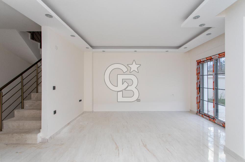 Yenifoça Donatkent Mevkiinde Satılık Havuzlu 3+1 Müstakil Villa