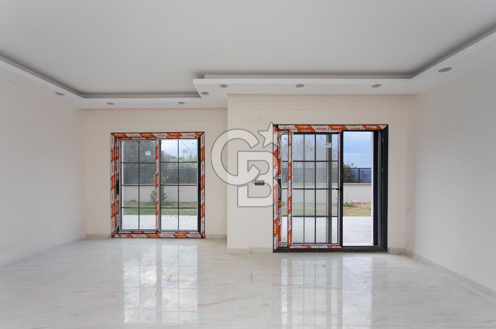Yenifoça Donatkent Mevkiinde Satılık Havuzlu 3+1 Müstakil Villa