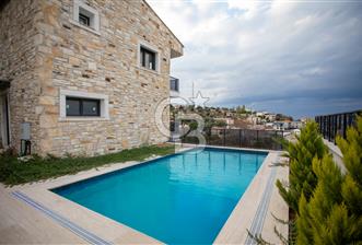 Yenifoça Donatkent Mevkiinde Satılık Havuzlu 3+1 Müstakil Villa