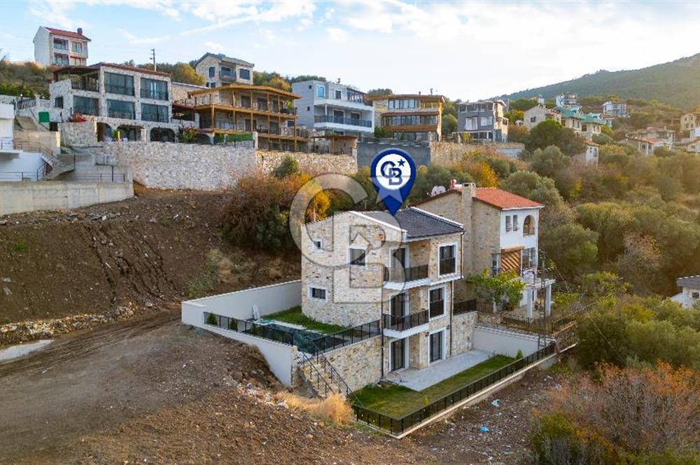 Yenifoça Donatkent Mevkiinde Satılık Havuzlu 3+1 Müstakil Villa