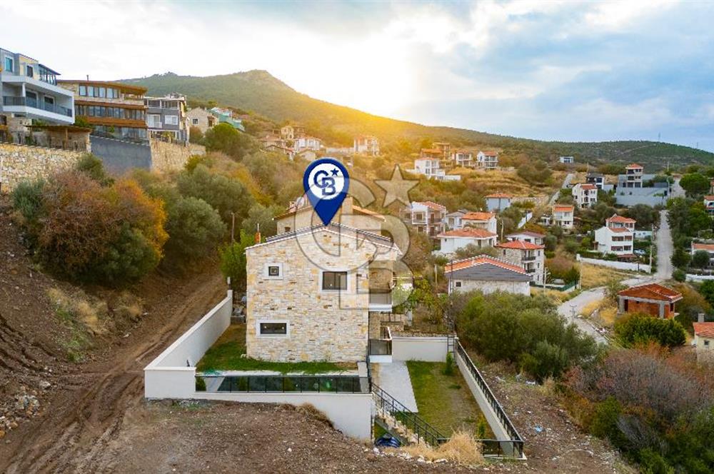 Yenifoça Donatkent Mevkiinde Satılık Havuzlu 3+1 Müstakil Villa