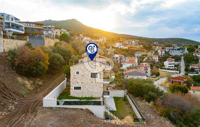 Yenifoça Donatkent Mevkiinde Satılık Havuzlu 3+1 Müstakil Villa