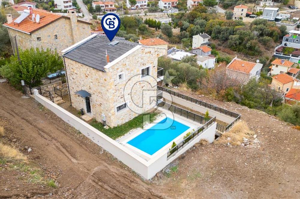Yenifoça Donatkent Mevkiinde Satılık Havuzlu 3+1 Müstakil Villa