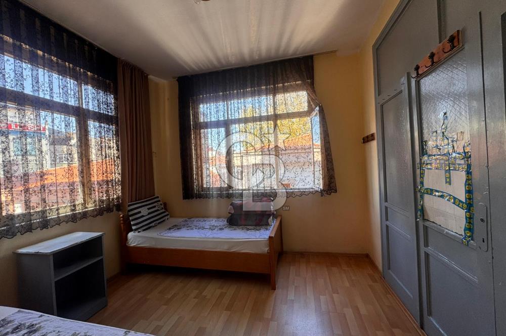 Saathane Meydanında devren kiralık çay ocağı ve otel