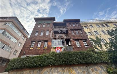 Tarihin Kalbinde Üsküdar Merkezde 16 Yaşında 100 m2 2+1 Satılık Daire