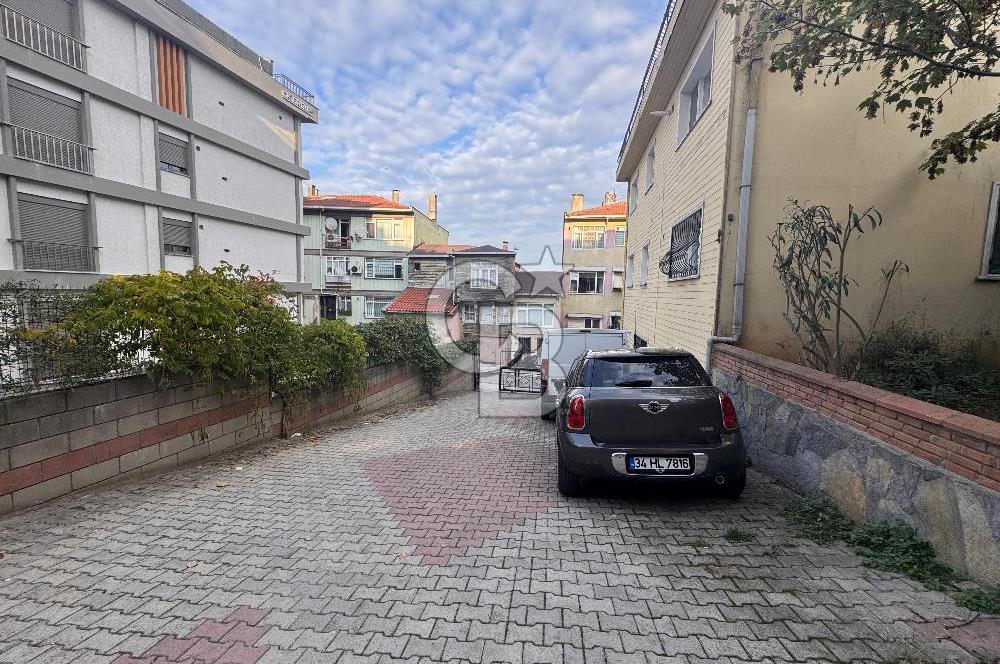 Tarihin Kalbinde Üsküdar Merkezde 16 Yaşında 100 m2 2+1 Satılık Daire