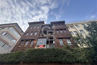 Tarihin Kalbinde Üsküdar Merkezde 16 Yaşında 100 m2 2+1 Satılık Daire