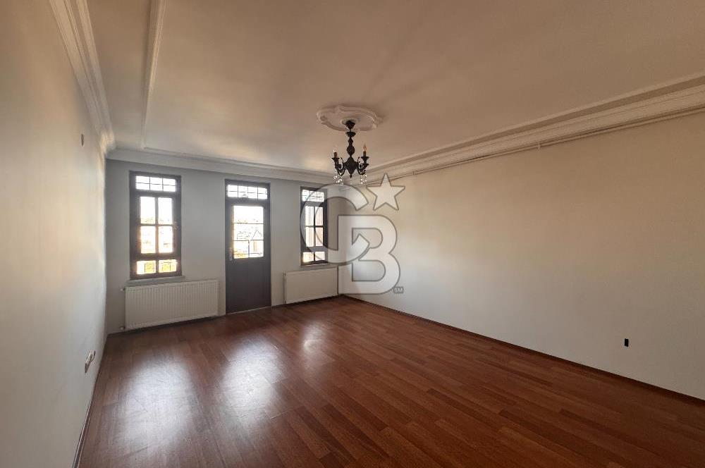 Tarihin Kalbinde Üsküdar Merkezde 16 Yaşında 100 m2 2+1 Satılık Daire