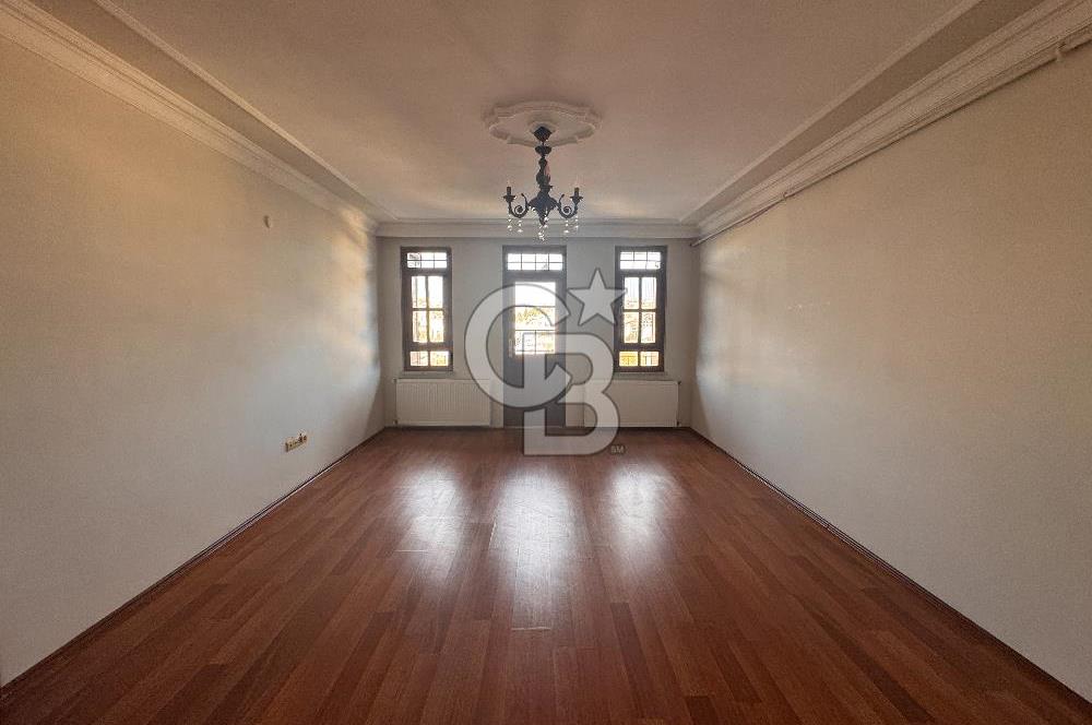 Tarihin Kalbinde Üsküdar Merkezde 16 Yaşında 100 m2 2+1 Satılık Daire