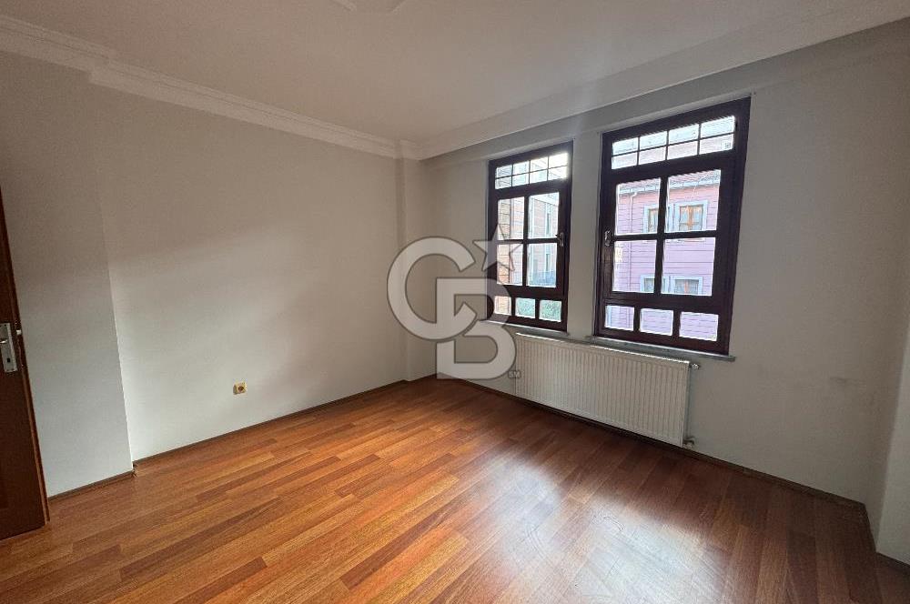 Tarihin Kalbinde Üsküdar Merkezde 16 Yaşında 100 m2 2+1 Satılık Daire