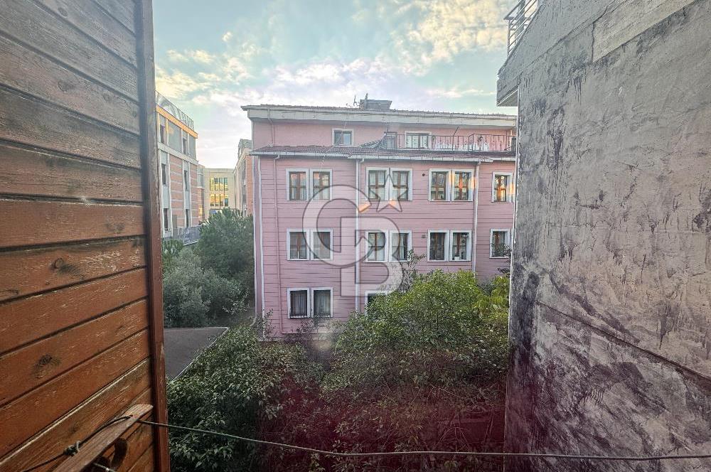 Tarihin Kalbinde Üsküdar Merkezde 16 Yaşında 100 m2 2+1 Satılık Daire