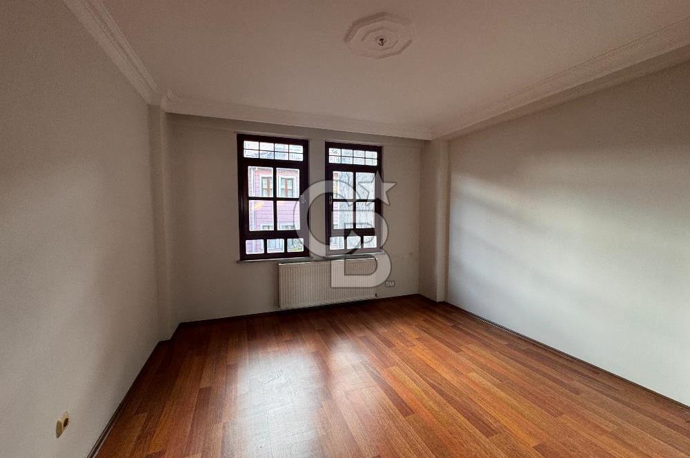 Tarihin Kalbinde Üsküdar Merkezde 16 Yaşında 100 m2 2+1 Satılık Daire