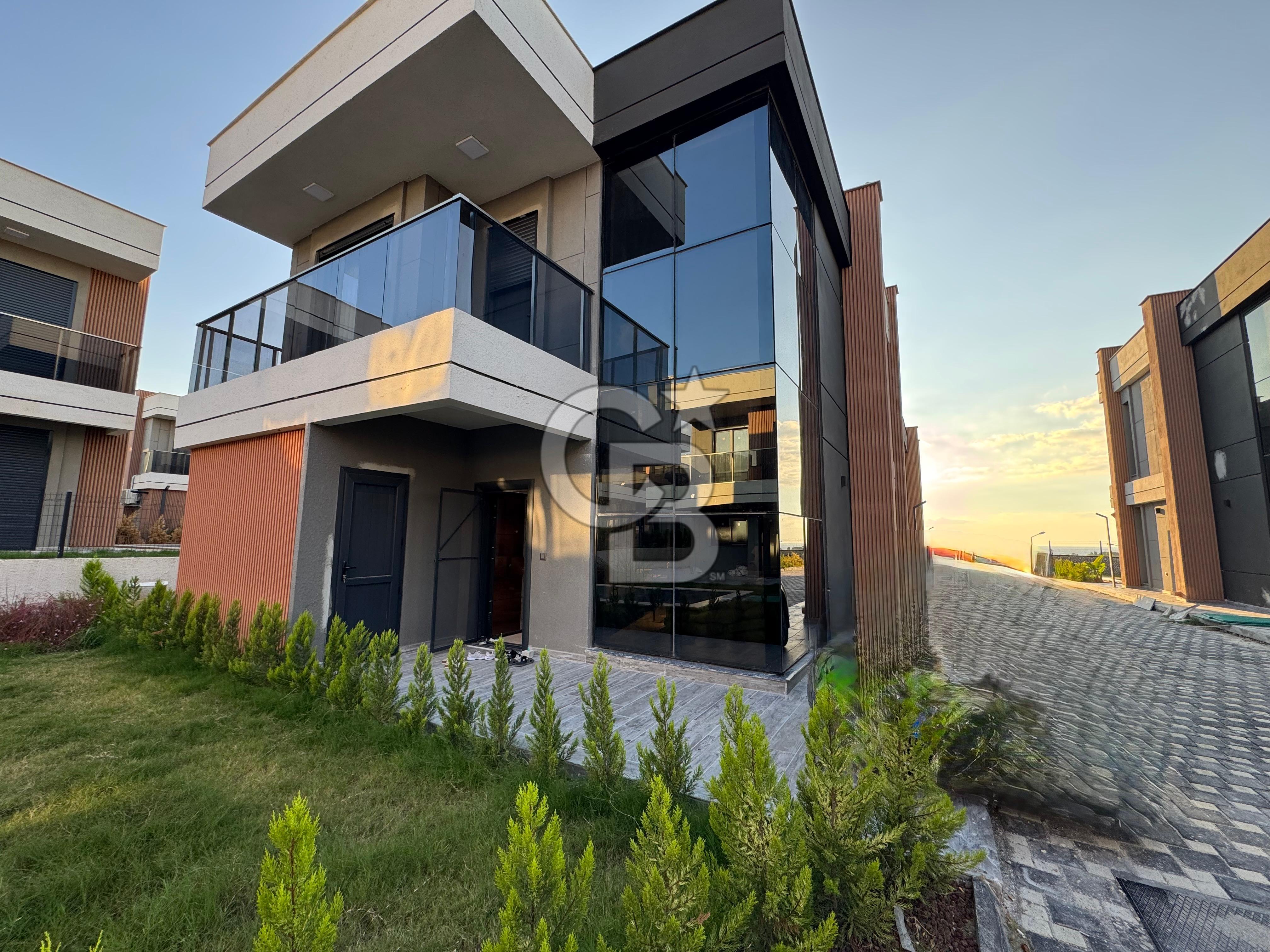 Kuşadası Zeta View Sitesi Özel Havuzlu Eşyalı 4+1 Satılık Villa