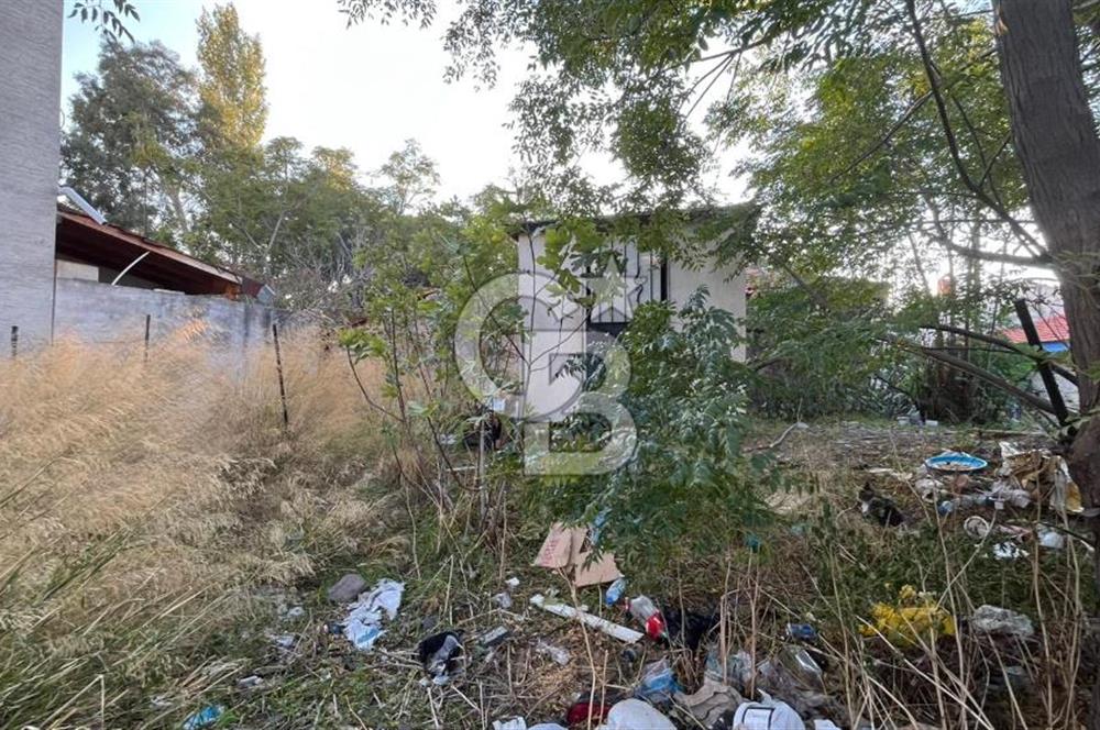 FOÇA FEVZİPAŞA MAHALLESİNDE 136M2 SATILIK ARSA