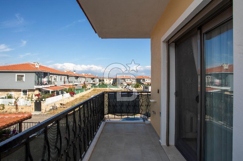 Foça Hacıveli Mah. Havuzlu Sitede Satılık 2+1 Daire