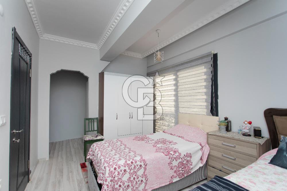 Yenifoça'da Eşyalı Satılık Müstakil 3+1 Havuzlu Tripleks