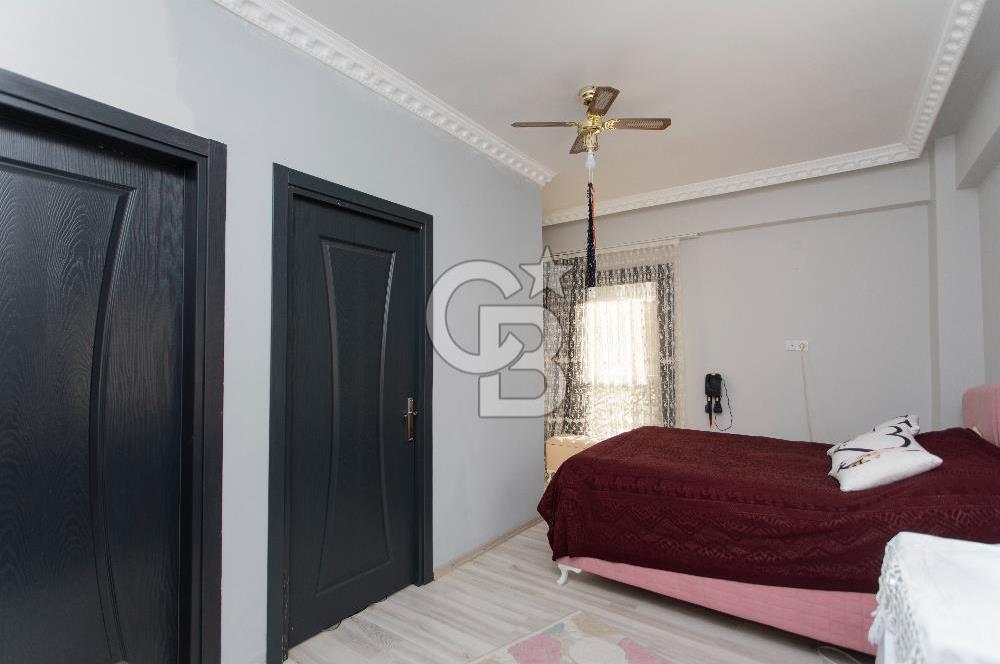 Yenifoça'da Eşyalı Satılık Müstakil 3+1 Havuzlu Tripleks