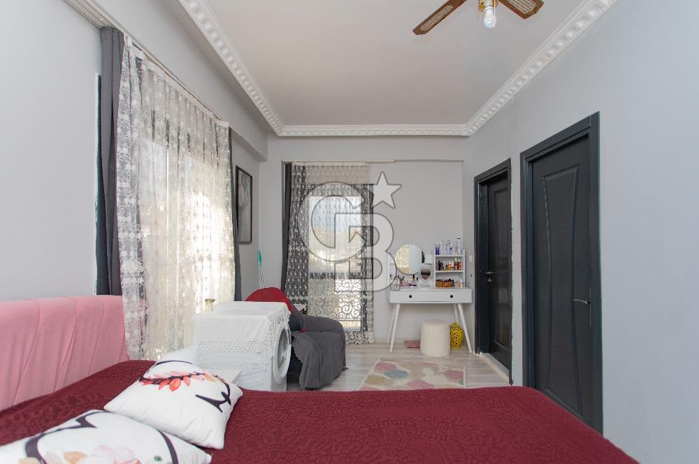 Yenifoça'da Eşyalı Satılık Müstakil 3+1 Havuzlu Tripleks