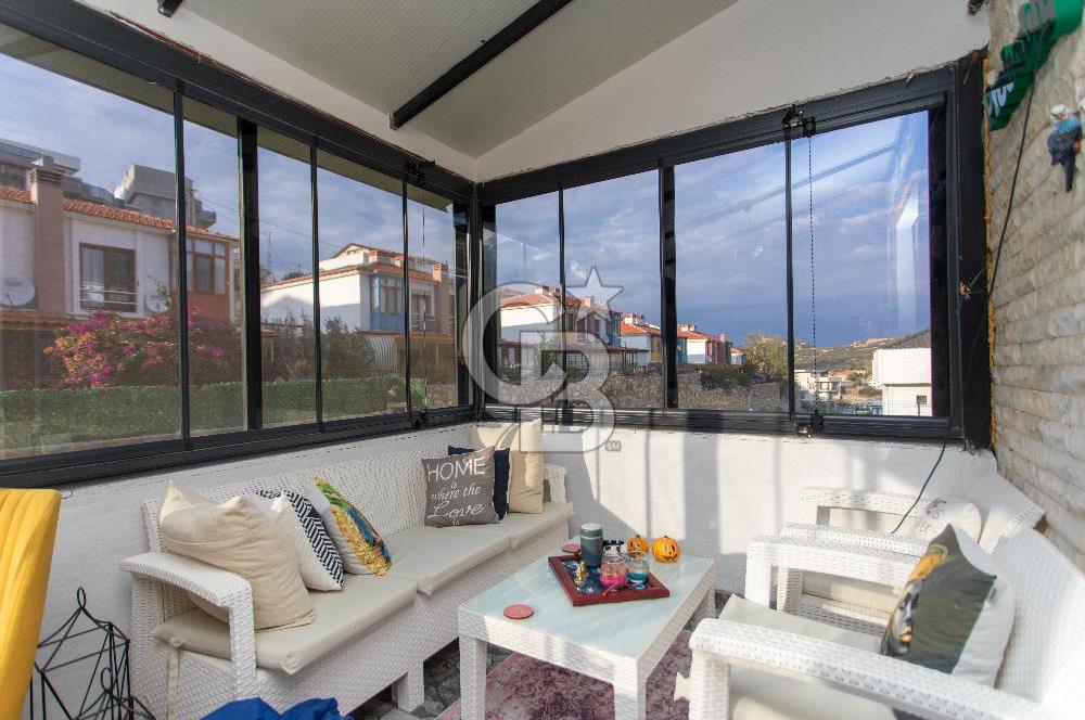 Yenifoça'da Eşyalı Satılık Müstakil 3+1 Havuzlu Tripleks