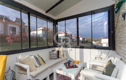 Yenifoça'da Eşyalı Satılık Müstakil 3+1 Havuzlu Tripleks