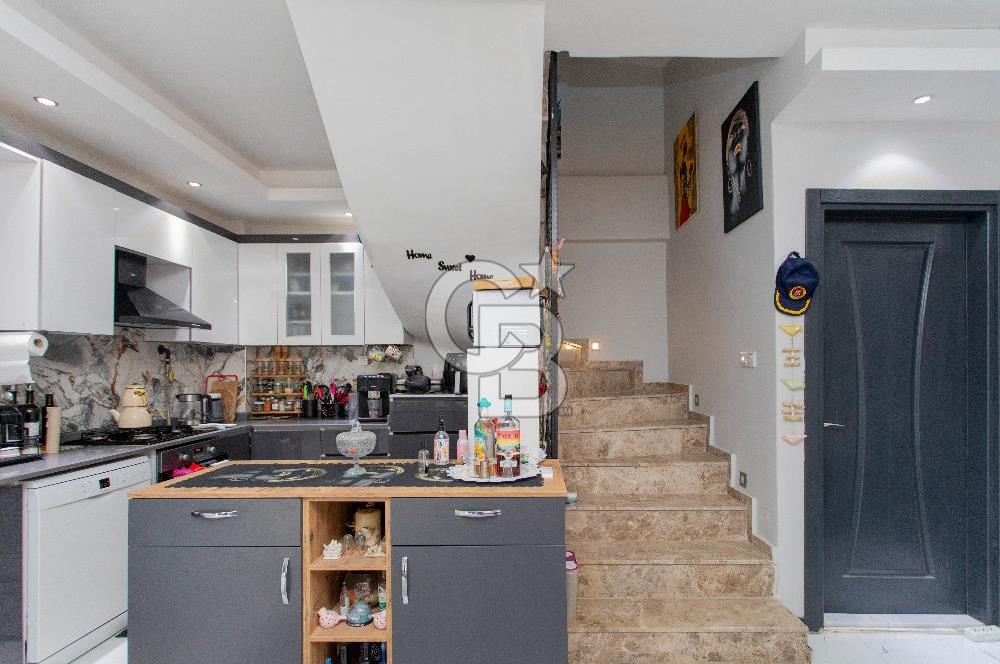 Yenifoça'da Eşyalı Satılık Müstakil 3+1 Havuzlu Tripleks