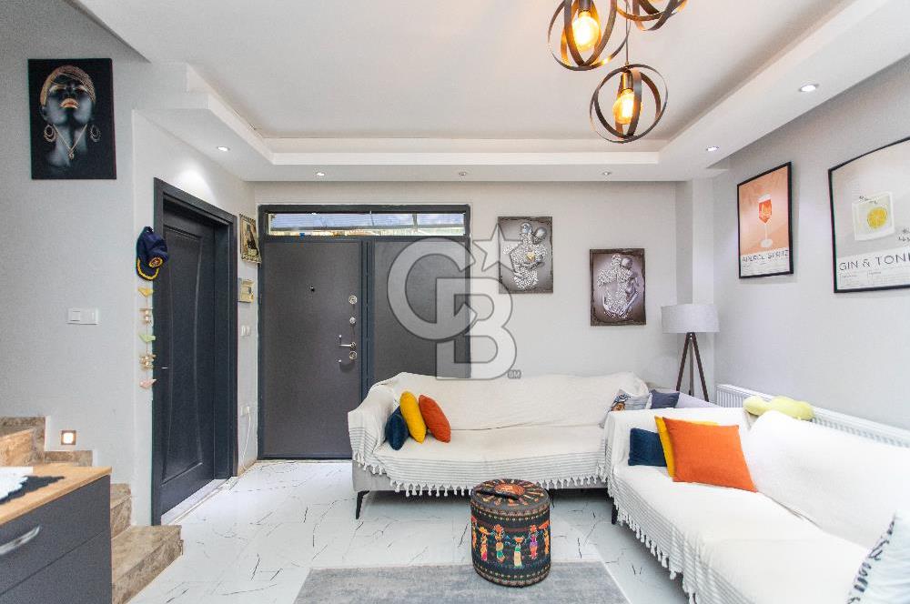 Yenifoça'da Eşyalı Satılık Müstakil 3+1 Havuzlu Tripleks