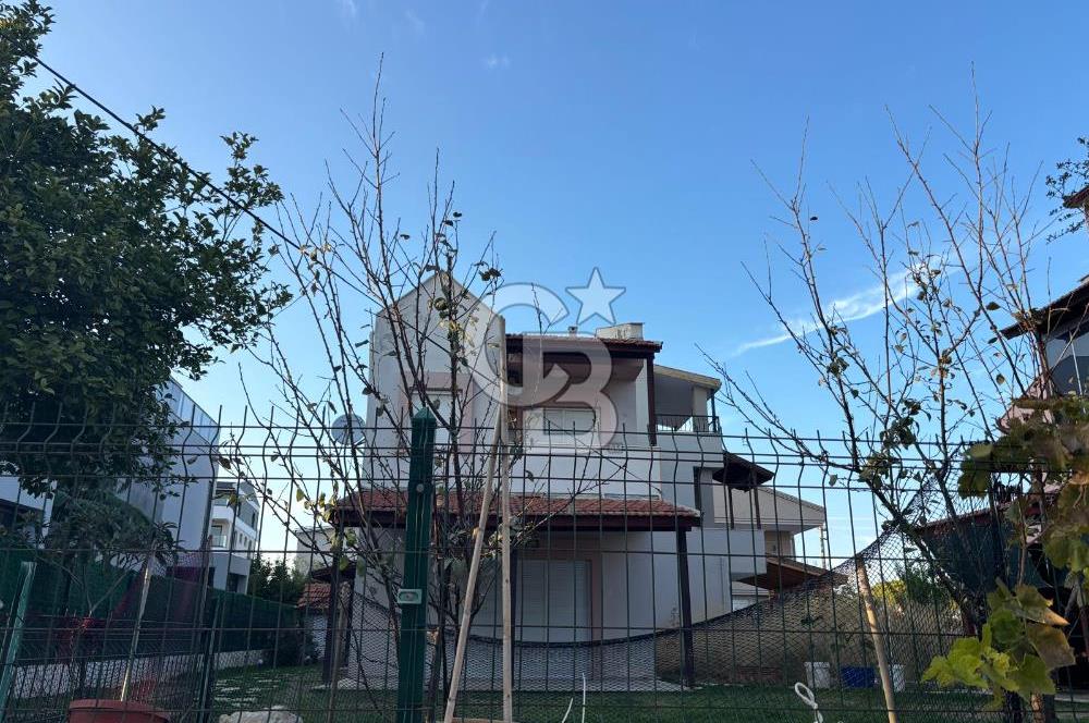 Güvendik'te Denize Yakın Satılık Villa