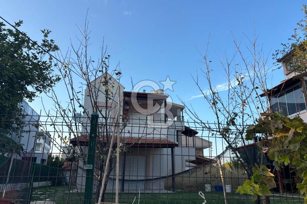 Güvendik'te Denize Yakın Satılık Villa