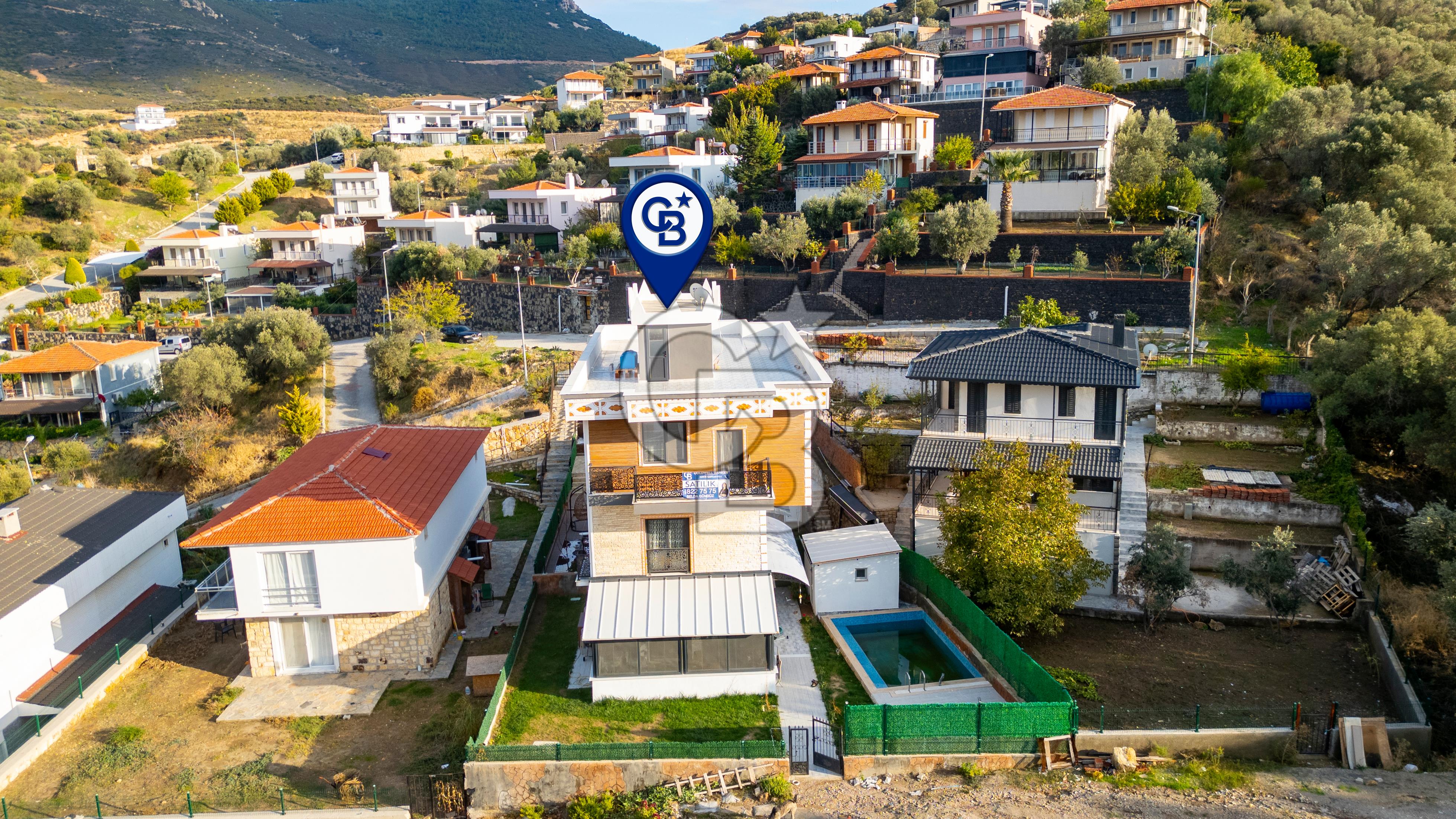 Yenifoça'da Eşyalı Satılık Müstakil 3+1 Havuzlu Tripleks