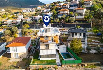 Yenifoça'da Eşyalı Satılık Müstakil 3+1 Havuzlu Tripleks