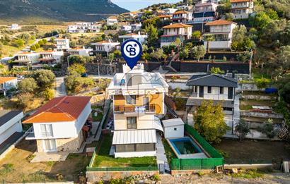 Yenifoça'da Eşyalı Satılık Müstakil 3+1 Havuzlu Tripleks