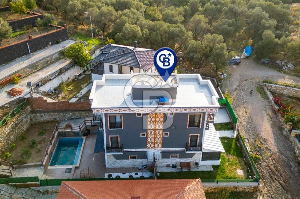 Yenifoça'da Eşyalı Satılık Müstakil 3+1 Havuzlu Tripleks