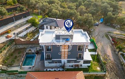 Yenifoça'da Eşyalı Satılık Müstakil 3+1 Havuzlu Tripleks