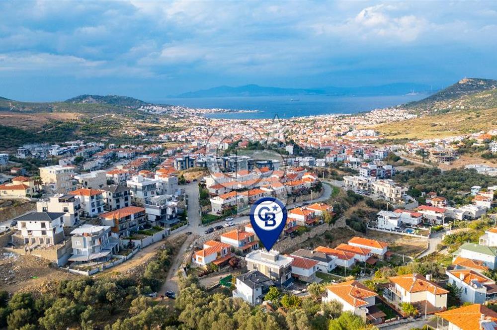 Yenifoça'da Eşyalı Satılık Müstakil 3+1 Havuzlu Tripleks