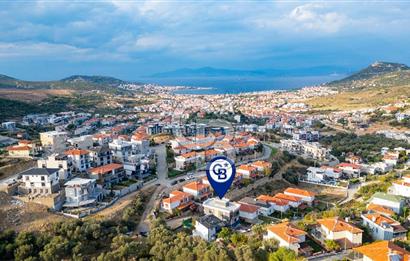 Yenifoça'da Eşyalı Satılık Müstakil 3+1 Havuzlu Tripleks