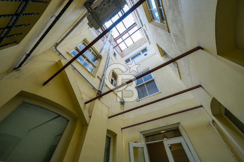 Galata Kamondo'da Yenilenmiş Eşyalı 2+1 Satılık Daire