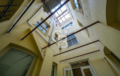 Galata Kamondo'da Yenilenmiş Eşyalı 2+1 Satılık Daire