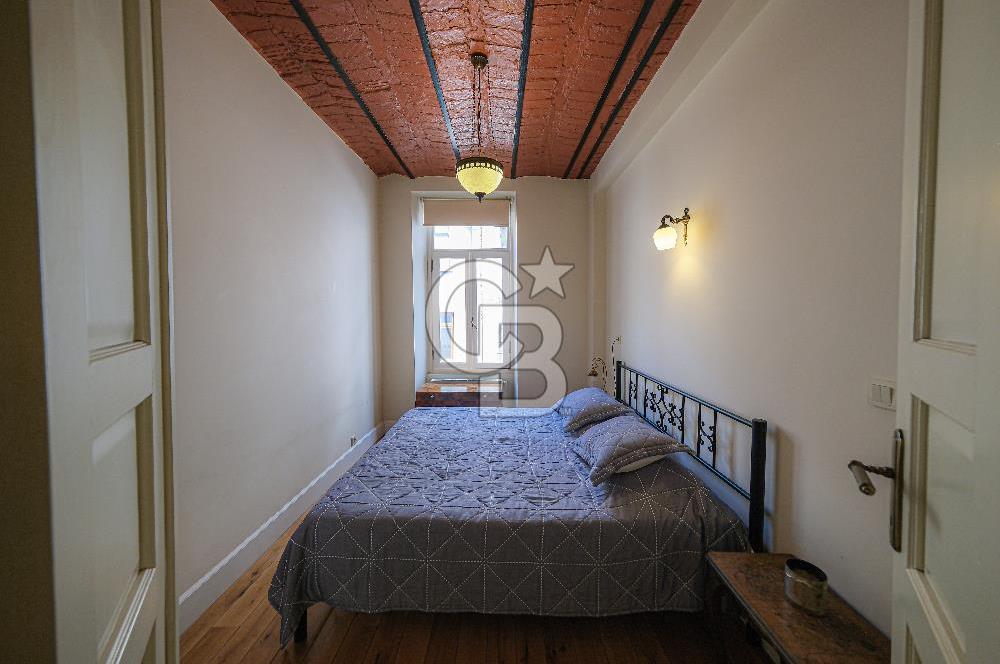 Galata Kamondo'da Yenilenmiş Eşyalı 2+1 Satılık Daire