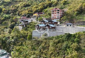 ÜZERİNDE 4 ADET TAŞ BUNGALOV BULUNMAZ FİYATA ARSA