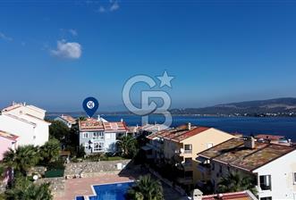 ALİAĞA ŞAKRANDA SİTE İÇERİSİNDE SATILIK HAVUZLU VİLLA