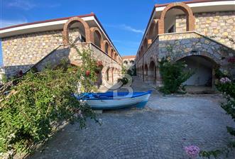 BALIKESİR AYVALIK KÜÇÜKKÖY TAŞ KONAKTA HAVUZ CEPHELİ DAİRE
