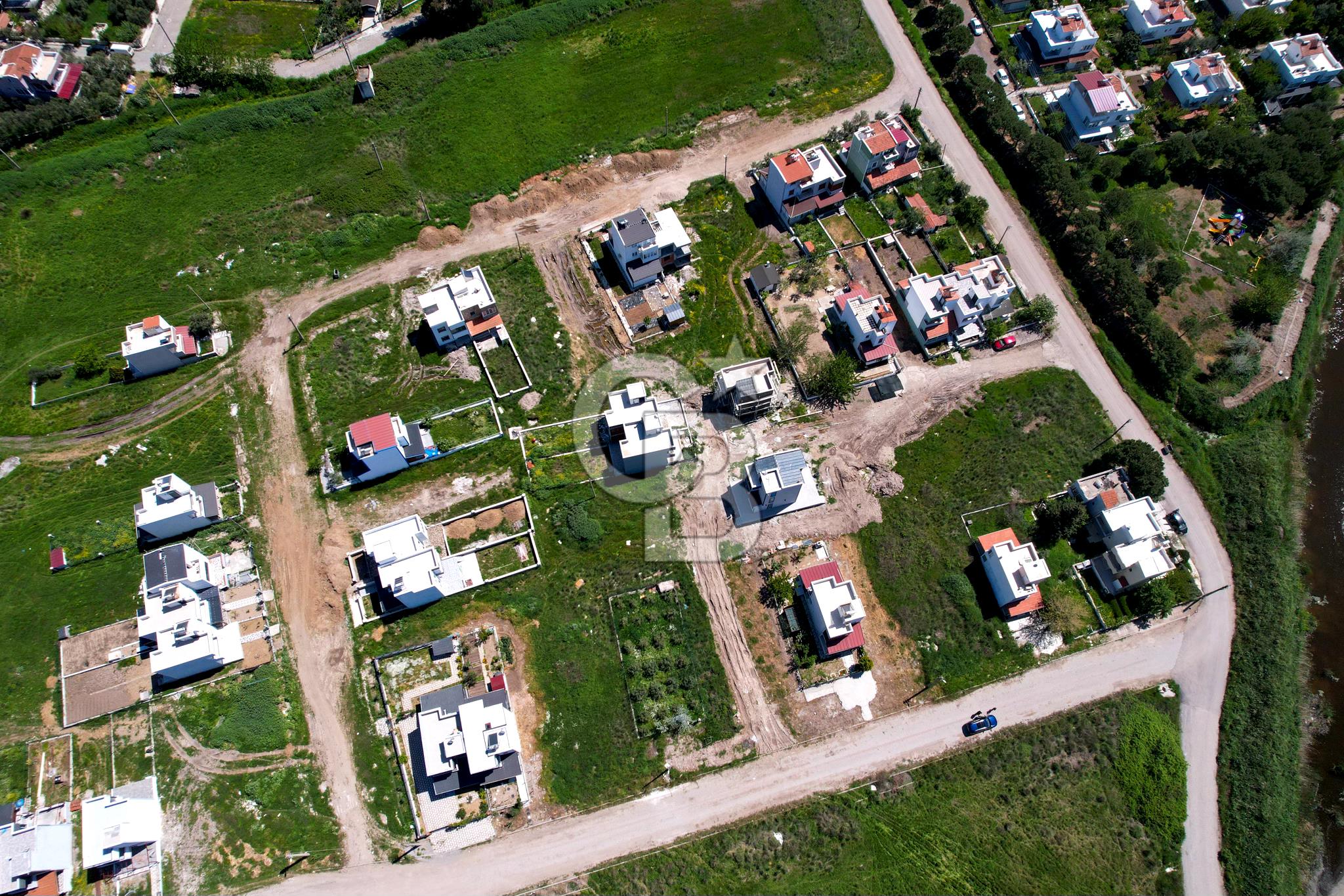 İZMİR DİKİLİ SALİHLERDE YOLA ve DENİZE YAKIN İMARLI ARSA!