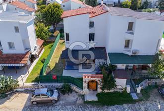 Çeşme Çiftlikköy Serakent Sitesi Satılık Tadilatlı 4+1 Villa