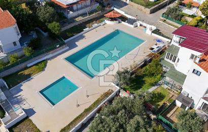 Çeşme Çiftlikköy Serakent Sitesi Satılık Tadilatlı 4+1 Villa
