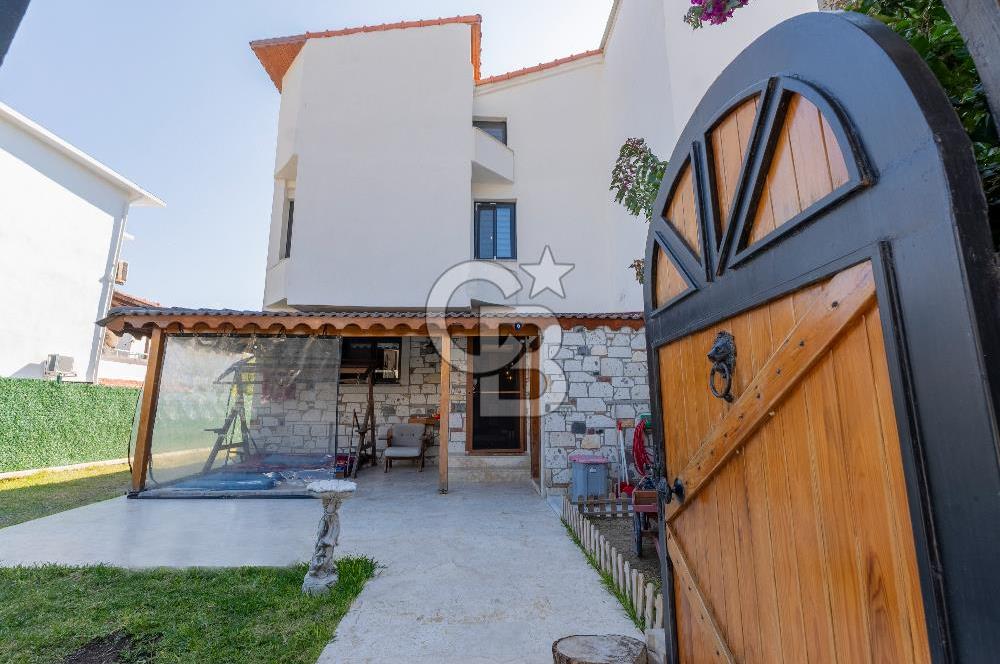 Çeşme Çiftlikköy Serakent Sitesi Satılık Tadilatlı 4+1 Villa