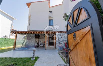 Çeşme Çiftlikköy Serakent Sitesi Satılık Tadilatlı 4+1 Villa