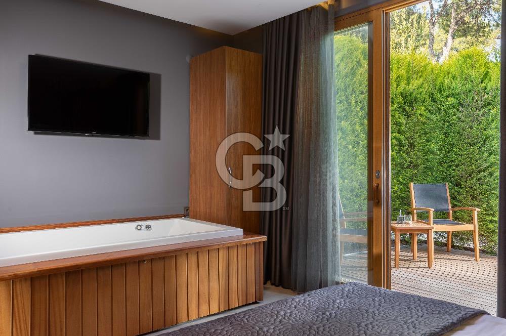 Alaçatı’da Mülkü İle Satılık Otel