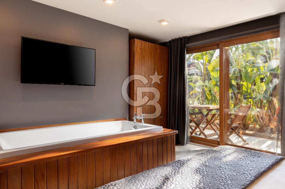 Alaçatı’da Mülkü İle Satılık Otel